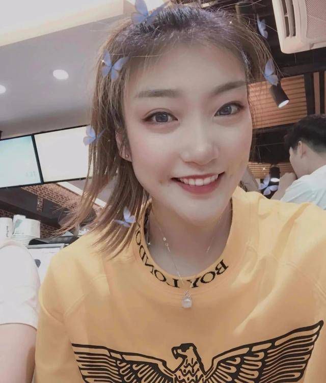 美女不穿衣服跳舞
